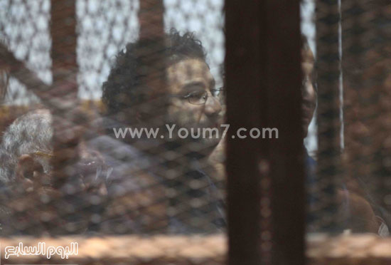  علاء عبد الفتاح داخل قفص الاتهام  -اليوم السابع -5 -2015